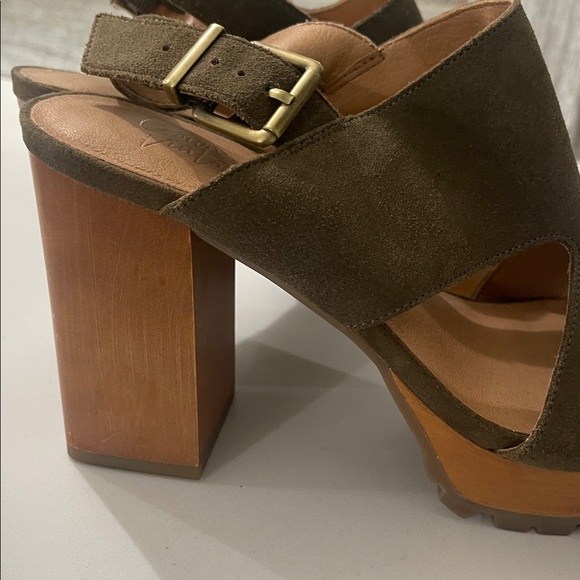 CROWN VINTAGE Olive Green Suede
Platform Chunky block Heel Ankle Straps Sz 7.5 - Picture 10 of 15